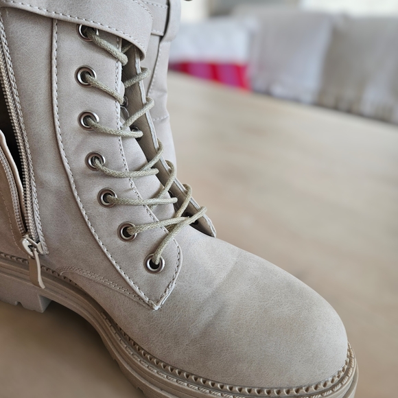 Women's Cream Lace-Up Boots - Picture 3 of 5